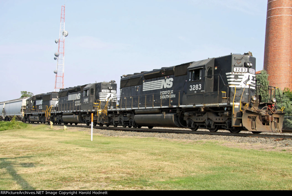 NS 3283 leads an all-EMD lashup on train P10